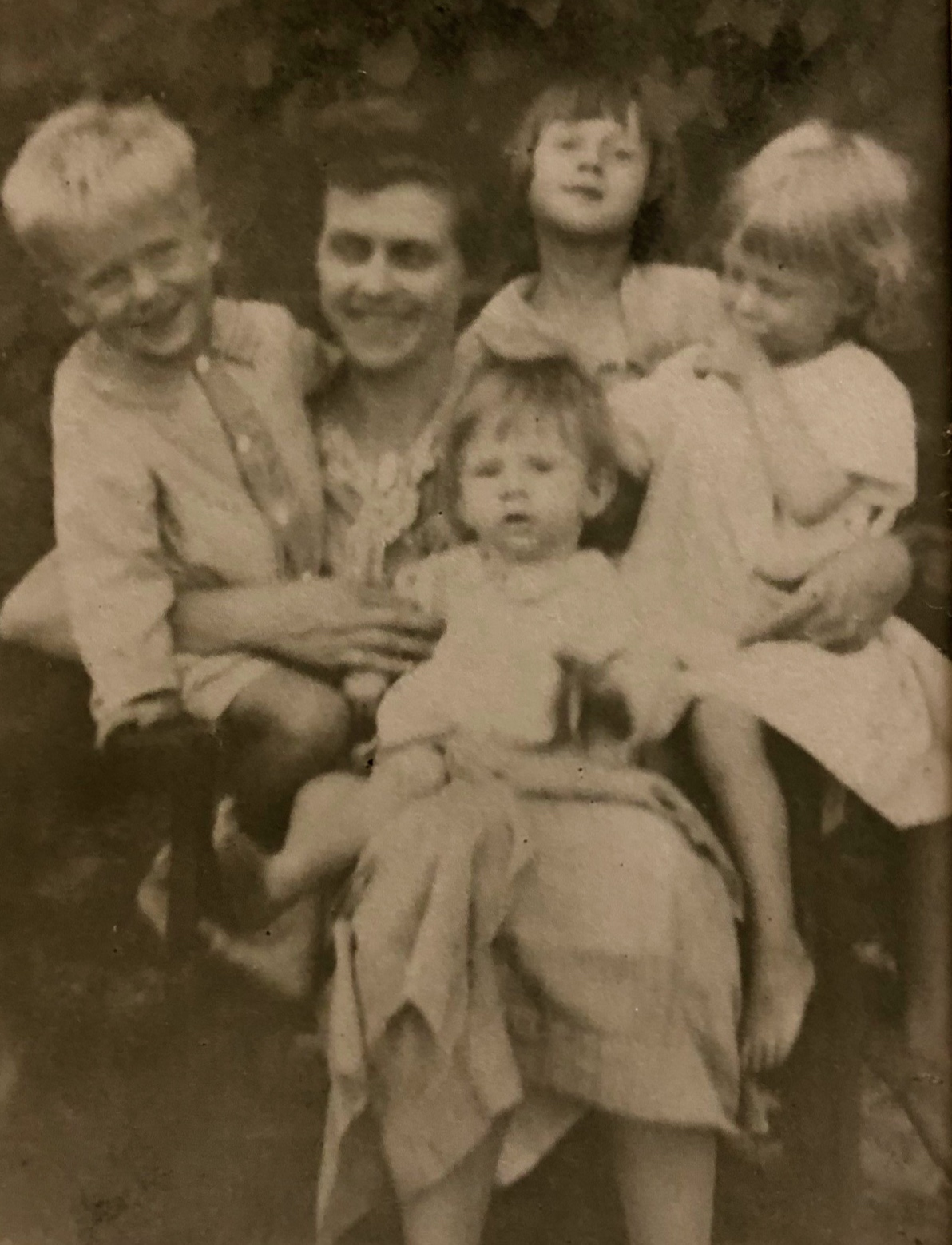 Ferrol, Mildred, Jimmie Kate, Janice, Sara. From the Sams Family Collection Ferrol, Mildred, Jimmie Kate, Janice, Sara. From the Sams Family Collection
